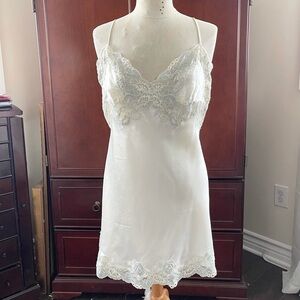 Y2K Victoria’s Secret ivory slip with lace trim